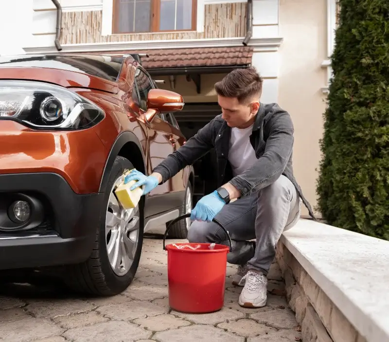 Lavage auto à domicile Gouy-sous-Bellonne : professionnel intervenant sur un véhicule
